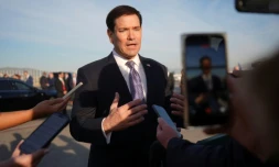 Le secrétaire d'Etat américain Marco Rubio s'adresse à la presse à l'aéroport d'Athènes avant de prendre l'avion pour le Portugal, le 8 octobre 2026 en Grèce