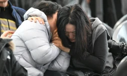 Des proches des victimes du crash du Boeing 737-800 de la compagnie Jeju Air, près d'un abri de fortune, à l'aéroport international de Muan, en Corée du Sud, le 30 décembre 2024