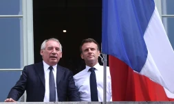 Le président français Emmanuel Macron (d) et le maire de Pau François Bayrou au balcon de l'hôtel de ville de Pau, le 6 juillet 2023