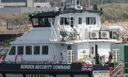 Des membres d'équipage à bord du navire de sauvetage britannique BSC Contender après avoir participé à une opération de sauvetage en mer, suite à l'incendie d'une embarcation de migrants qui tentaient de traverser la Manche à Boulogne-sur-Mer, le 4 août 2026