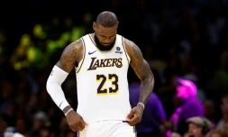 LeBron James, la star des Lakers de Los Angeles, lors du quatriÚme match du premier tour des séries éliminatoires de la Conférence Ouest contre les Denver Nuggets, le 27 avril 2024, à Los Angeles