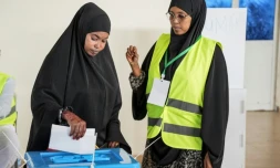 Une électrice vote lors des élections locales à Mogadiscio, en Somalie, le 25 décembre 2025