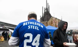 Des personnes assistent à une fête près d'anciens hauts-fourneaux à Bethlehem, en Pennsylvanie, aux Etats-Unis, le 4 octobre 2026