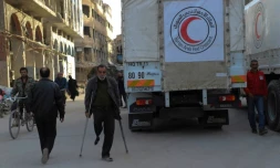 Un camion d'aide du Croissant-Rouge syrien à Douma, une ville située dans la partie rebelle de la Ghouta orientale, le 5 mars 2018