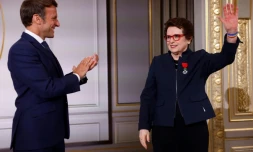 Emmanuel Macron a remis la Légion d&rsquo;Honneur à la légende du tennis américaine Billie Jean King, au Palais de l'Elysee à Paris le 3 juin 2022 