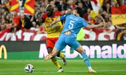 Le capitaine lensois Seko Fofana (g) face au défenseur marseillais Leonardo Balerdi, le 6 mais 2023 au stade Bollaert-Delelis