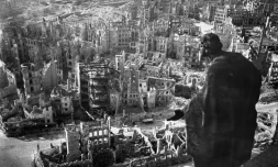 Vue générale de la ville de Dresde le 13 février 1945 après les bombardements alliés 