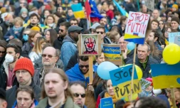 Des manifestants contre l'invasion russe de l'Ukraine Ă Bruxelles le 6 mars 2022