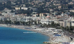 Dans une lettre adressée à Manuel Valls mardi, Christian Estrosi, premier adjoint à la mairie LR de Nice, estime que "la dissimulation intégrale du visage ou le port d'une tenue intégrale pour aller à la plage ne correspond pas à notre idéal de la relation sociale"