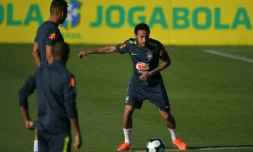 Neymar, la star de l'Ă©quipe du BrĂ©sil, s'entraĂźne avant de devoir s'arrĂȘter en raison d'une douleur au genou gauche, le 28 mai 2019 Ă Teresopolis (BrĂ©sil)