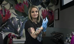 La tatoueuse Alexia Cassar sur son lieu de travail à   Marly-la-Ville (Val-d'Oise), le 21 novembre 2017