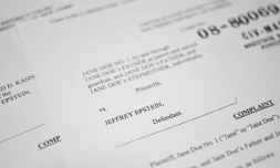 Photographie montrant un document judiciaire sur l'affaire Epstein, le 19 décembre 2025 à Washington