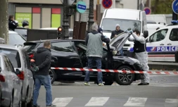 Des enquêteurs autour d'une voiture qui pourrait avoir servi à la préparation des attentats, retrouvée le 17 novmebre 2015 dans le 18e arrondissement à Paris 