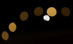 La lune se lève au-dessus de la ville de Gaza, le 15 mai 2022