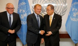 Donald Tusk (C), président du Conseil européen, salue le secrétaire général des Nations unies Ban Ki-moon, aux cÎtés de Frans Timmermans, premier Vice-Président de la Commission européenne au siÚge de l'ONU à New York le 18 septembre 2016