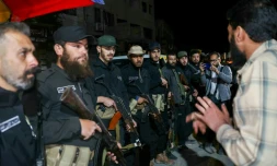 Des membres des forces de sécurité syriennes se déploient à l'entrée de Jaramana, dans la banlieue de Damas, le 2 mai 2025