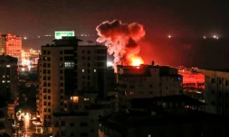 Un panache de fumée s'élève dans le ciel de Gaza après une frappe aérienne de l'armée israélienne le 8 août 2018