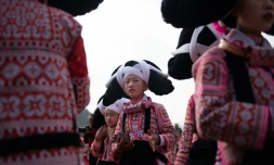 Des jeunes filles de l'ethnie des "Miao à longues cornes" participent à la Fête des fleurs, le 14 février 2019 à Longjia, dans, la province du Guizhou, dans le sud-ouest de la Chine