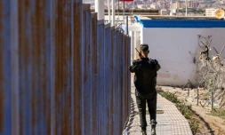 Un garde des forces de sécurité marocaines patrouille le long de la frontière séparant le Maroc et l'enclave nord-africaine espagnole de Melilla, le 26 juin 2022
