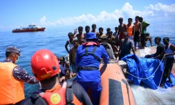 Des rĂ©fugiĂ©s rohingyas attendent d'ĂȘtre secourus au large de la rĂ©gion d'Aceh, en IndonĂ©sie, le 21 mars 2024