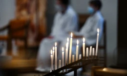 Sur cette photo d'illustration prise le 27 mars 2021, des bougies votives brûlent durant une messe à Brest, dans l'ouest de la France