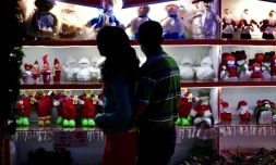 Des passants regardent des décorations de Noël dans une boutique à Tlalpujahua, dans l'Etat du Michoacan, le 16 décembre 2016 au Mexique