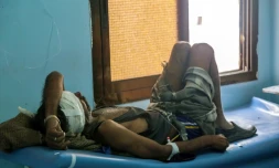 Un homme repose sur un lit d'hôpital après avoir été blessé par une frappe aérienne à Taez, troisième ville du Yémen, le 29 décembre 2015