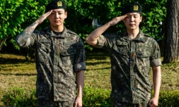 Les membres de BTS Jungkook (G) et Jimin (D) après avoir été libérés de leur service militaire, dans le comté de Yeoncheon en Corée du Sud, le 11 juin 2025