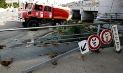 Des pompiers aident à nettoyer la gare ferroviaire d'Antibes, dans les Alpes-Maritimes, le 5 octobre 2015