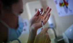 Préparation d'une dose de vaccin à l'Institut Pasteur à Paris, le 21 janvier 2021