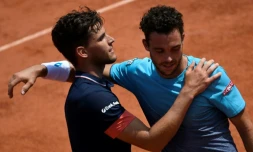 L'Autrichien Dominic Thiem (g) vainqueur de l'Italien Marco Cecchinato en demi-finales de Roland-Garros, le 8 juin 2018