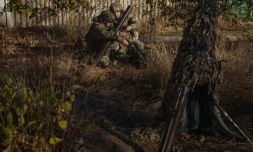 Des soldats de la 123Úme brigade de défense territoriale ukrainienne se préparent à tirer au mortier vers des positions russes situées de l'autre cÎté du Dniepr, depuis une emplacement non identifié dans la région de Kherson, le 6 novembre 2023