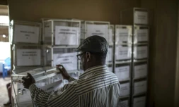 Préparation des urnes avant l'élection  présidentielle au Cameroun, le 6 octobre 2018 à  Buea