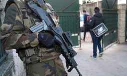 Un militaire de garde devant l'entrée de l'école "La Source" le 12 janvier 2016 à Marseille