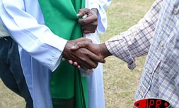 Mercredi 26 novembre 2003 -
À l'occasion de l'Eïd el fitr, un concours de lecture du coran a été organisé à la Maison de Mayotte (Saint-Denis)