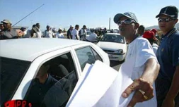 Le mardi 8 octobre 2002 de 8 heures à midi, des centaines de centaines de jeunes employés contrat emploi-jeunes ont paralysé le réseau routier de La Réunion. Ils craignent de perdre leur emploi