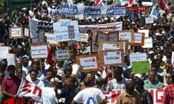 À l'appel du collectif Emplois en danger, 2 000 jeunes employés en contrat emplois jeunes (CEJ) ont manifesté dans les rues de Saint-Denis le mercredi 18 septembre 2002 lors de la visite officielle de Brigitte Girardin, ministre de l'Outre-mer