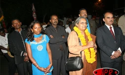 Vendredi 6 octobre

Éla Gandhi, petite fille du Mahatma Gandhi, accueillie à la chapelle la misère de Villèle (Saint-Gilles les hauts)