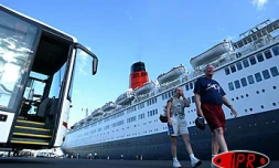 Le Queen Elizabeth II en escale pour une journée au port de la Pointe des Galets le mardi 25 mars 2003
