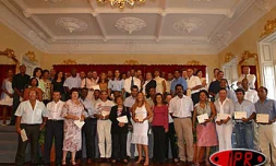 Mercredi 22 septembre 2004 -
57 employés communaux ont été titularisés par la mairie de Saint-Denis
