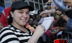 Dimanche 4 juin 2006-

Une centaine de fans attendaient à l'aéroport Roland Garros, la Réunionnaise Émilie et tous les autres membres de la Star Academy 5