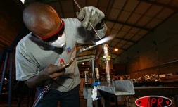 Employé de l'entreprise Giordano spécialisée dans la fabrication de chauffe - eaux solaires