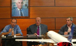 Lundi 25 août 2003
Gérard Ethève, président d'Air Austral (au centre) annonce le lancement d'une rotation Saint-Pierre - Saint-Denis-Paris