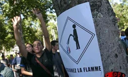 Un millier d'étudiants et de lycéens ont manifesté  mardi 23 avril 2002 à Saint-Denis contre la montée du front national et la présence de Jean-Marie Le Pen au second tour de la présidentielle