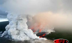 Vendredi 6 avril 2007 -
Située à l'intérieur de l'enclos, la faille éruptive est très active. Une partie du village du Tremblet a été évacuée