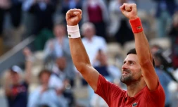 Novak Djokovic aprĂšs sa victoire en cinq sets - la deuxiĂšme en deux tours - en huitiĂšme de finale Ă Roland-Garros face Ă l'Argentin Francisco Cerundolo le 3 juin 2024