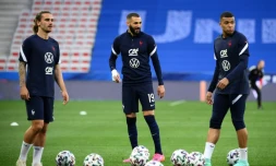 Antoine Griezmann, Karim Benzema et Kylian Mbappé s'échauffent avant le match contre Galles en préparation à l'Euro le 2 juin 2021 à Nice