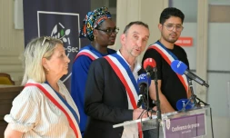 Le maire PCF de Noisy-le-Sec, Olivier Sarrabeyrouse, s'exprime lors d'une conférence de presse, à Noisy-le-Sec, en Seine-Saint-Denis, le 14 août 2025