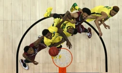 Lutte pour un rebond lors du match Saint Joseph's Hawks - Oregon Ducks du tournoi NCAA à Spokane (Etats-Unis), le 20 mars 2016