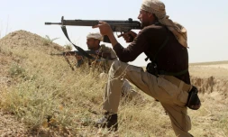 Des soldats irakiens maintiennent leur position contre le groupe Etat islamique prĂšs de Falloujah dans la province irakienne Anbar le 3 mai 2016